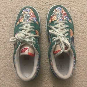 2022 Dunk Low ‘Foam Finger’ Nike sneaker Boys size 5Y. Great Condition!